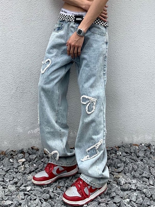 Jeans sueltos con lavado claro y parche de corazón para hombre-1