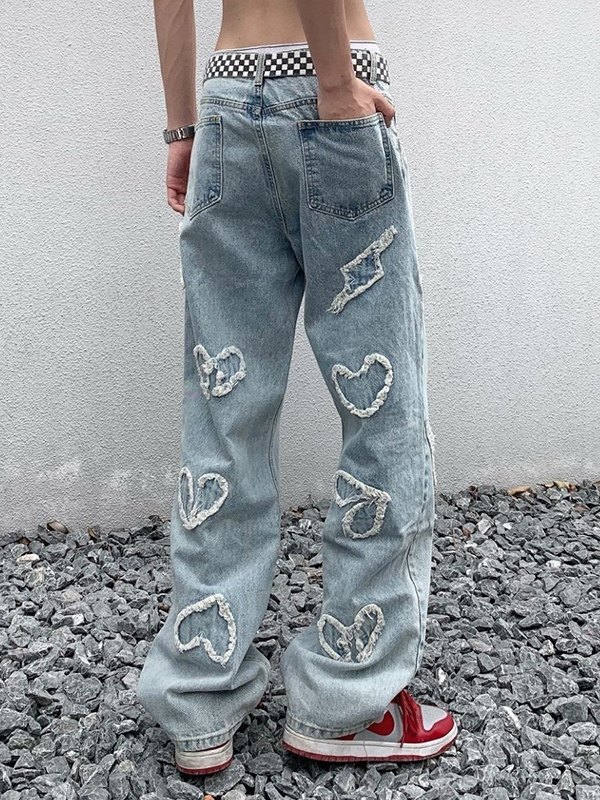 Jeans sueltos con lavado claro y parche de corazón para hombre-2