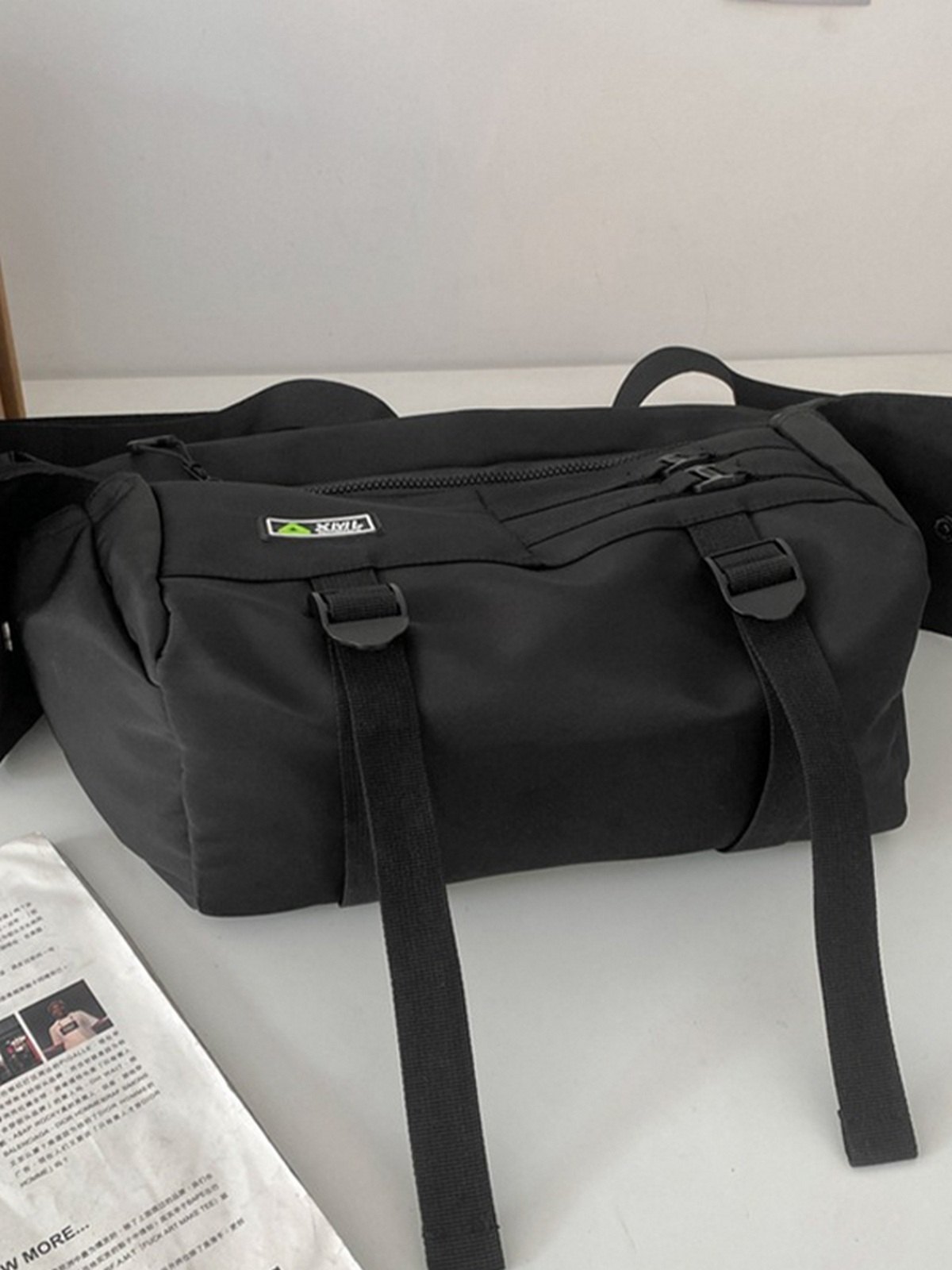 Bolso bandolera grande de nailon con correa con hebilla-3