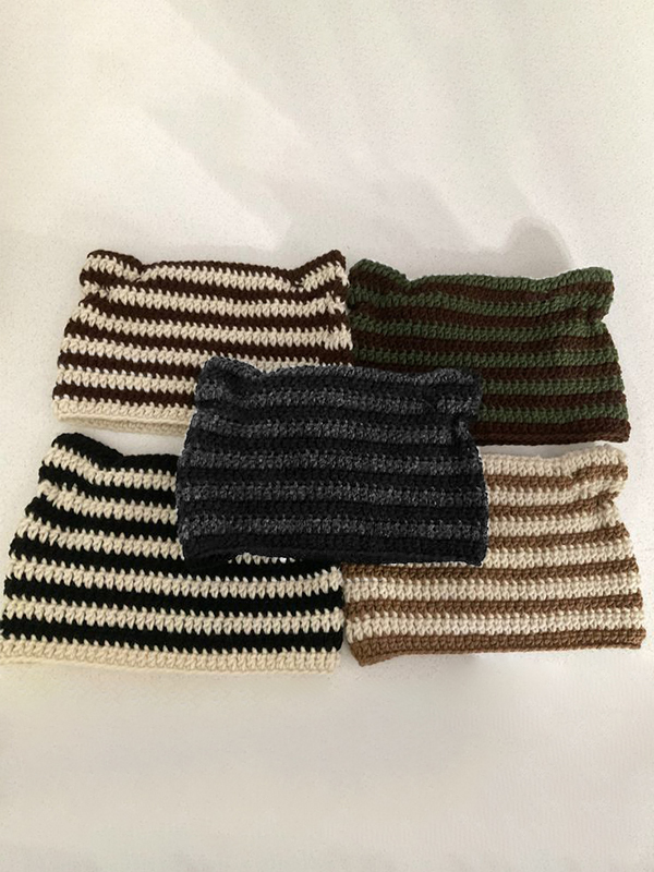 Gorro tejido a rayas con detalle de cuerno hecho a mano-1