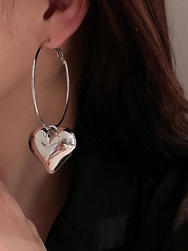 Aretes de aro con dije de corazón plateado-2