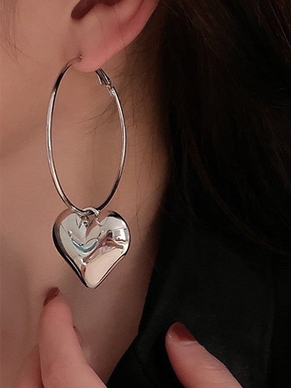Aretes de aro con dije de corazón plateado-1